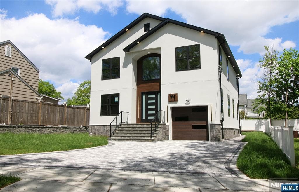 71 Canterbury Ct, Teaneck