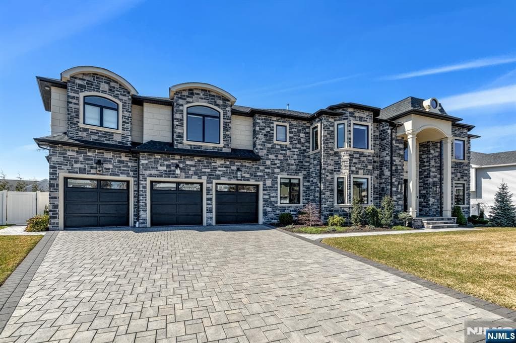 3 Churchill Ct, Paramus